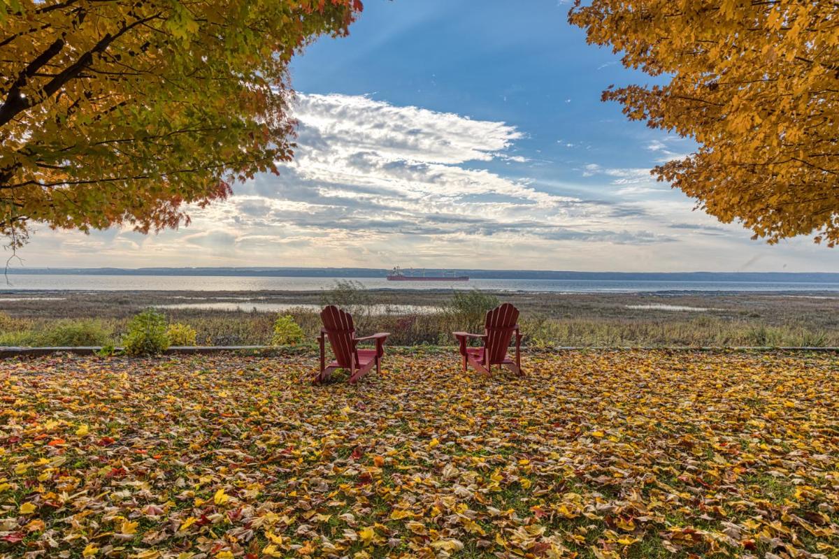 MOWEB - CHALET BORD DE L'EAU AVEC PLAGE iLE ORLEANS - Housity