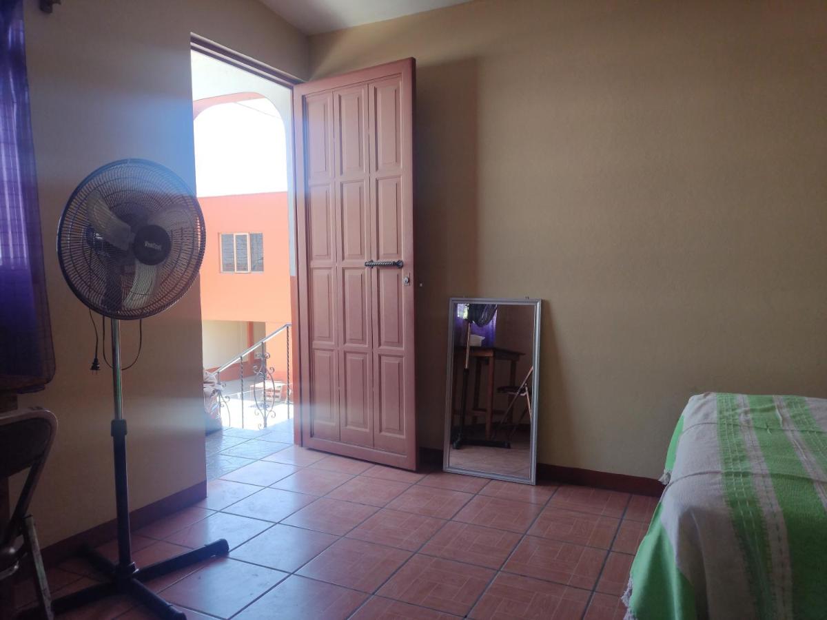 Habitación de 2 camas matrimoniales para hasta 4 personas. Con excelente ubicación - Housity