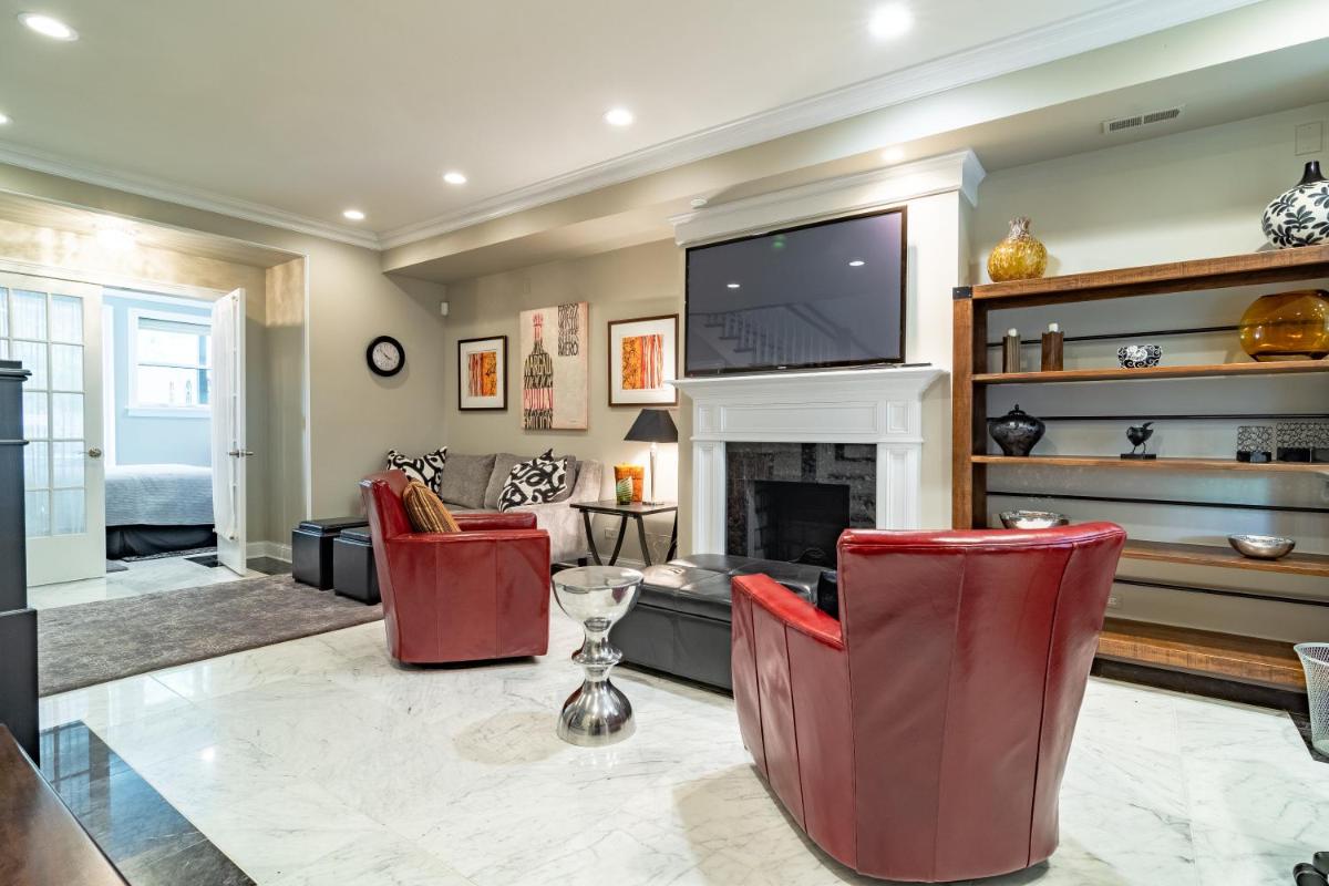 Luxurious Gold Coast villa with parking for up to 12 guests - Housity