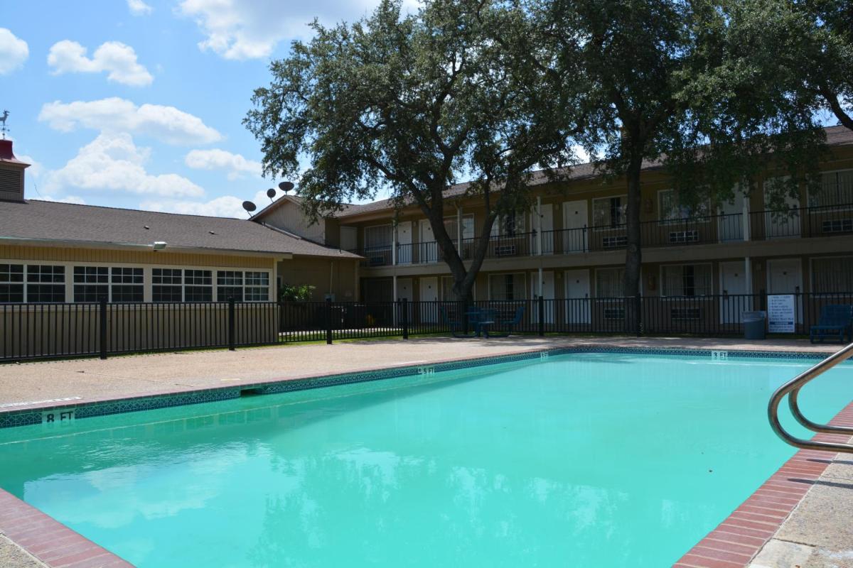 Inn of Uvalde - Housity