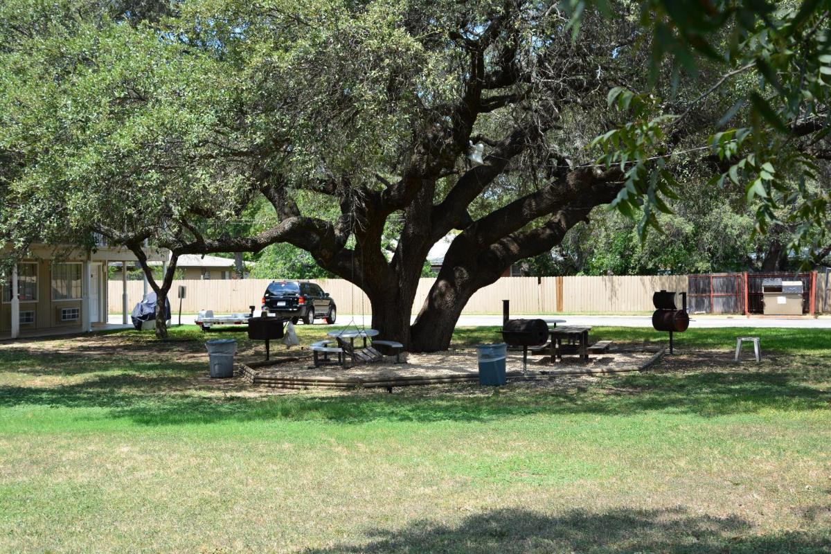 Inn of Uvalde - Housity