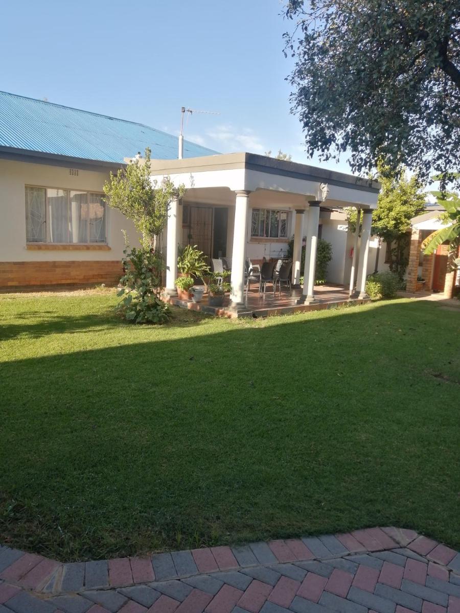 Suitetrails - LALA POA GUEST HOUSE