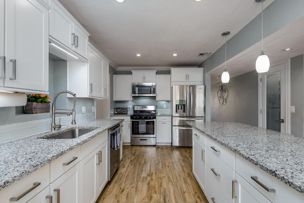 Scottsdale Huge Pool/Hot Tub/Golf Turf 4 BD/2 BH - Housity