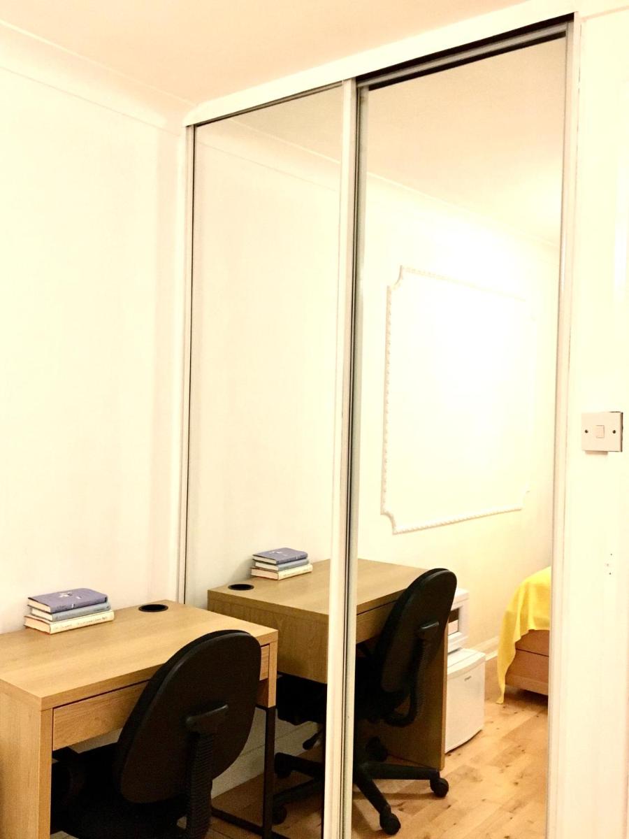 Double room in the heart of Kingston upon Thames in London - Housity