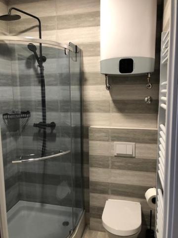 bedroom with bathroom shower - Housity