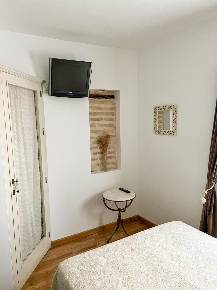 Hostal Servilia - Housity