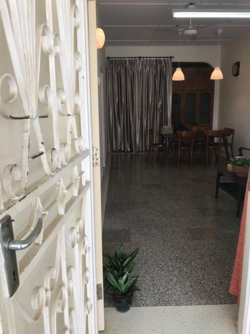 Cosy big house 5min CIQ SOGO KSL mall 4BR 12Pax - Housity