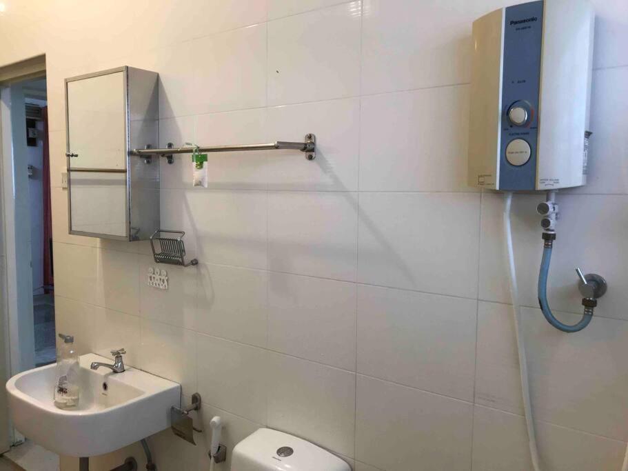 Cosy big house 5min CIQ SOGO KSL mall 4BR 12Pax - Housity