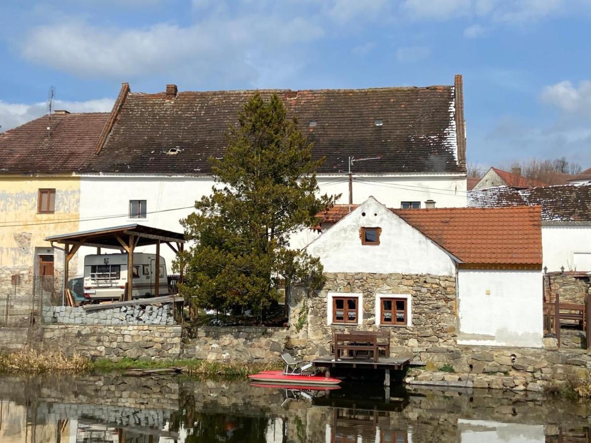 Apartmán U Splavu Putim - Housity