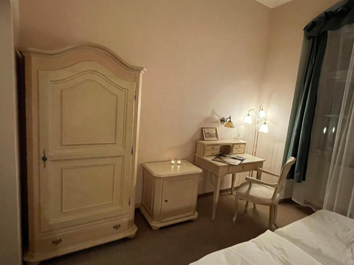 U Cervene zidle - Red Chair Hotel - Housity