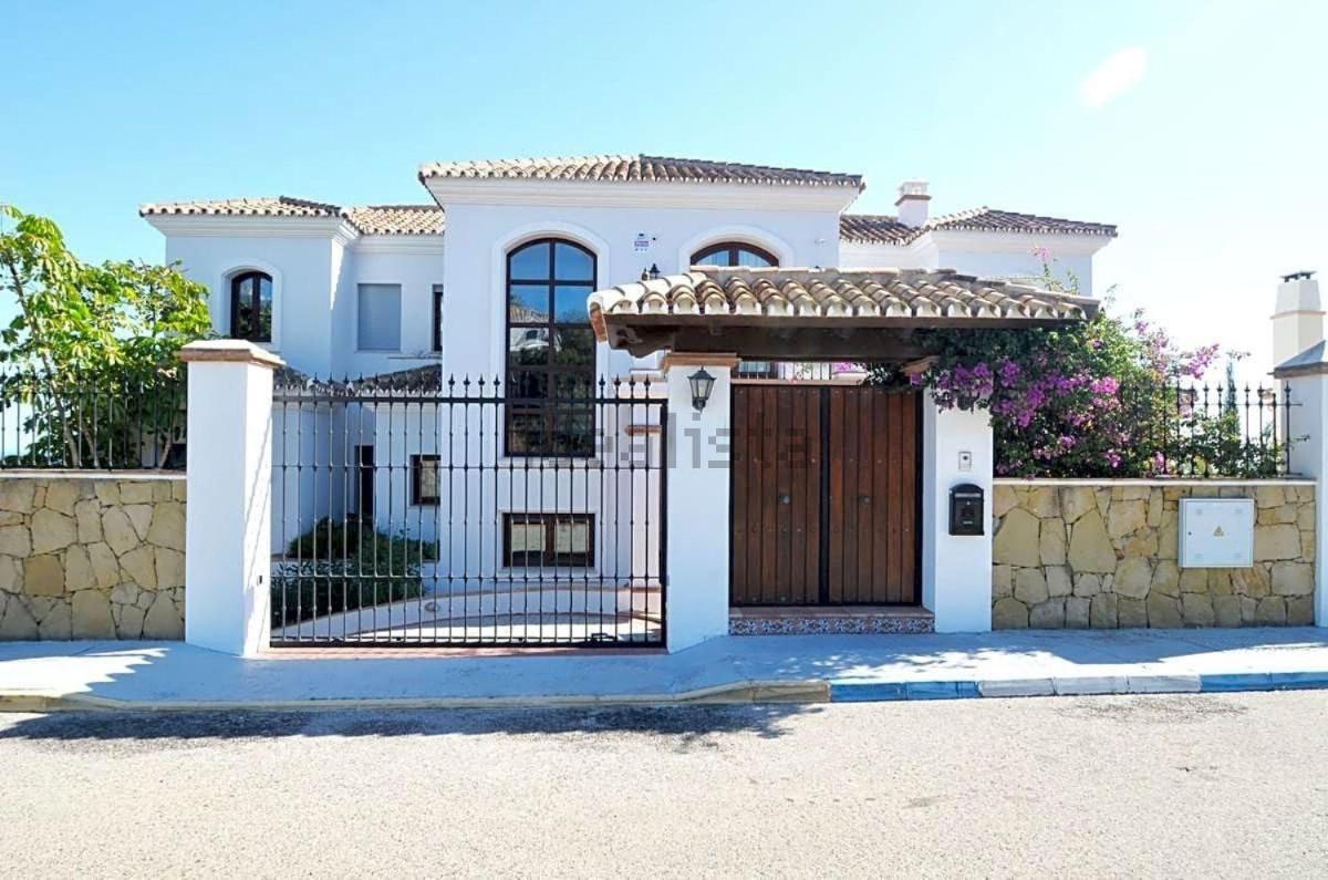 Stunning Villa - Housity