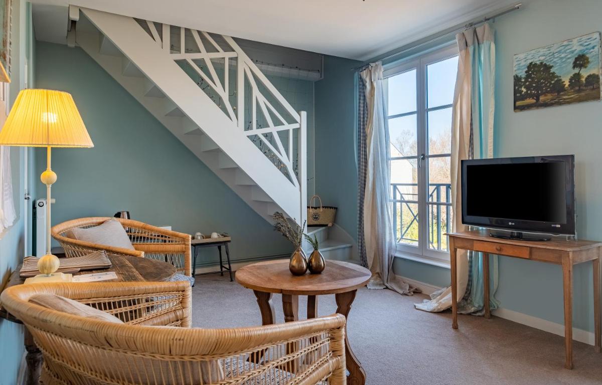 Télévision ou salle de divertissement dans l'établissement La Marine de Loire Hôtel & Spa