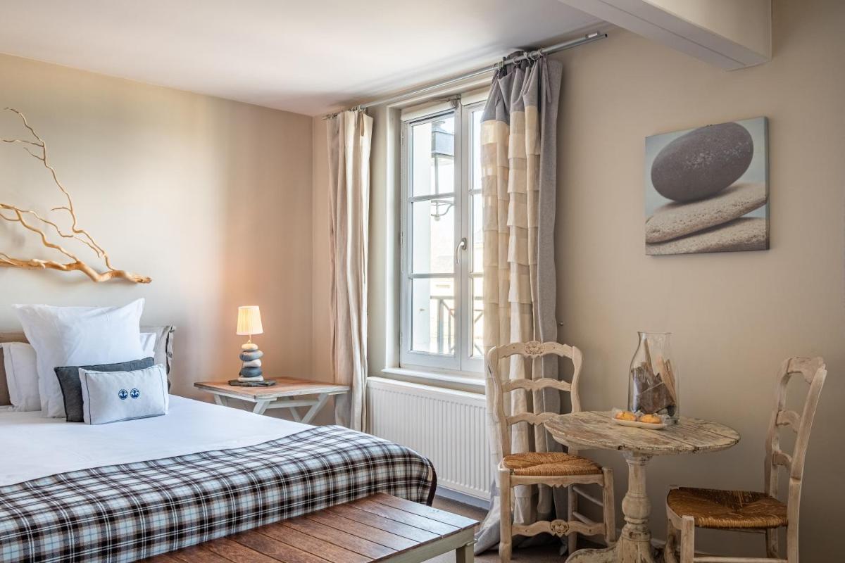 Un ou plusieurs lits dans un hébergement de l'établissement La Marine de Loire Hôtel & Spa