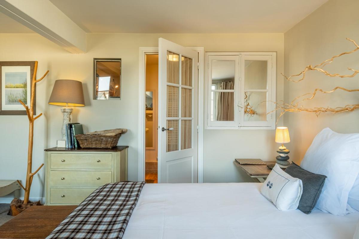 Un ou plusieurs lits dans un hébergement de l'établissement La Marine de Loire Hôtel & Spa