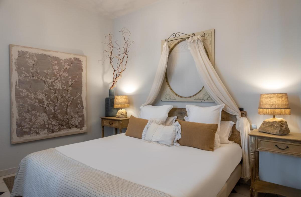Un ou plusieurs lits dans un hébergement de l'établissement La Marine de Loire Hôtel & Spa