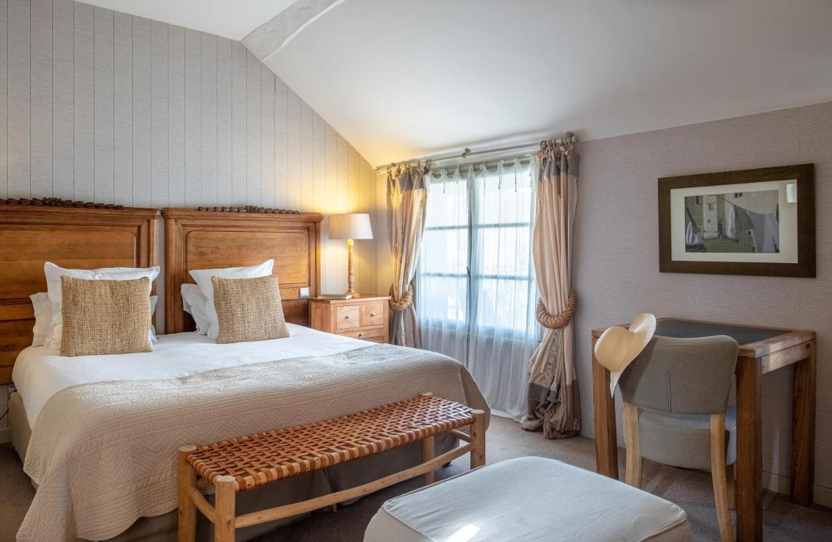 Un ou plusieurs lits dans un hébergement de l'établissement La Marine de Loire Hôtel & Spa