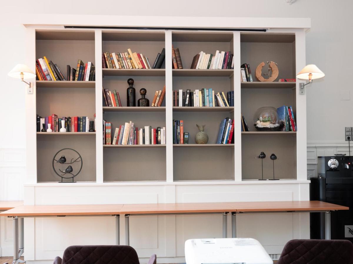 Bibliothèque dans l'hôtel