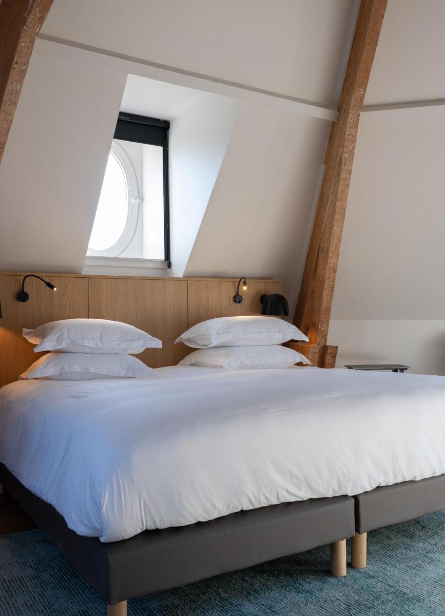 une chambre avec deux lits et une fenêtre dans l'établissement Le Domaine de Beaulieu, à Busnes