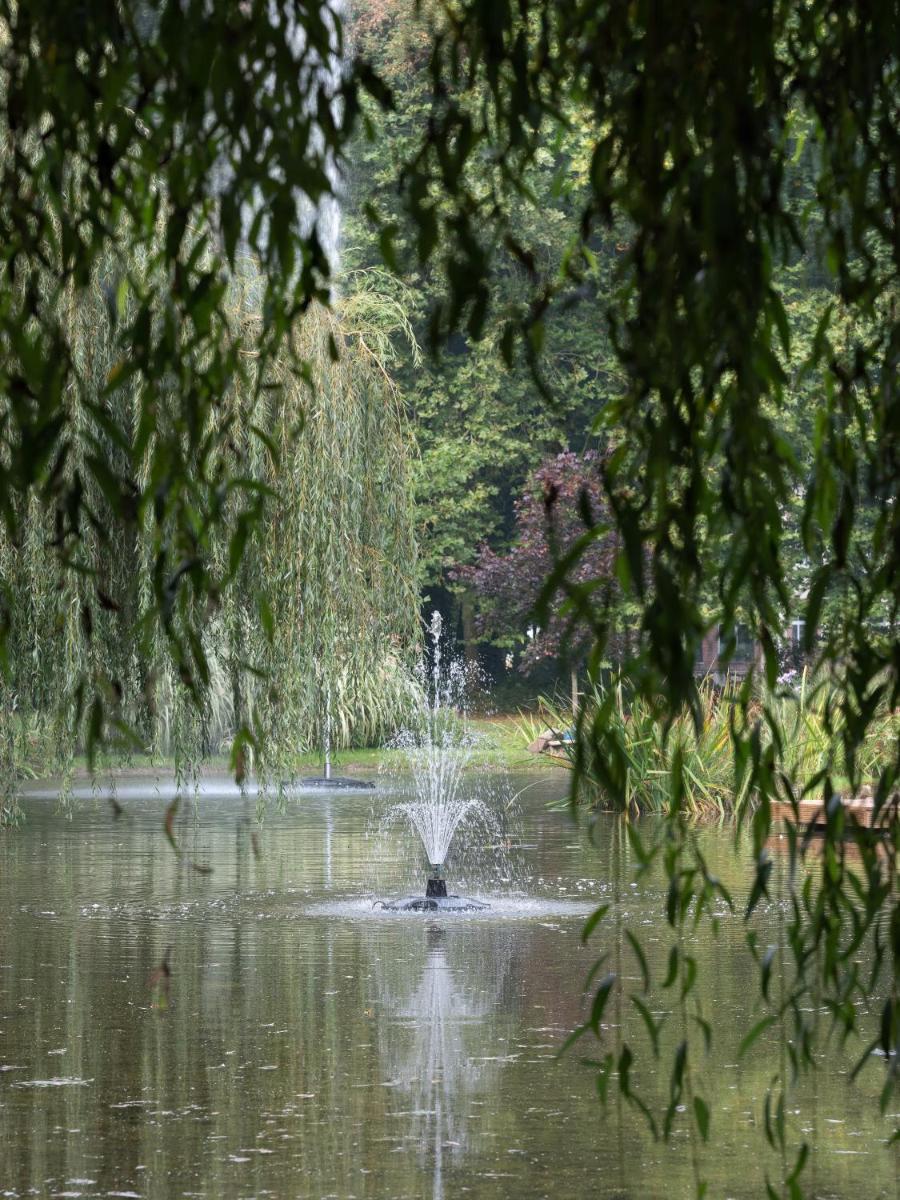 une fontaine au milieu d'un étang dans l'établissement Le Domaine de Beaulieu, à Busnes