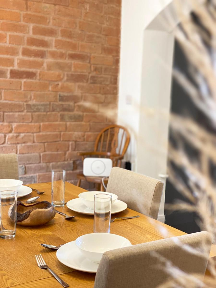 Freshly renovated 2 bedroom Victorian town house. - Housity