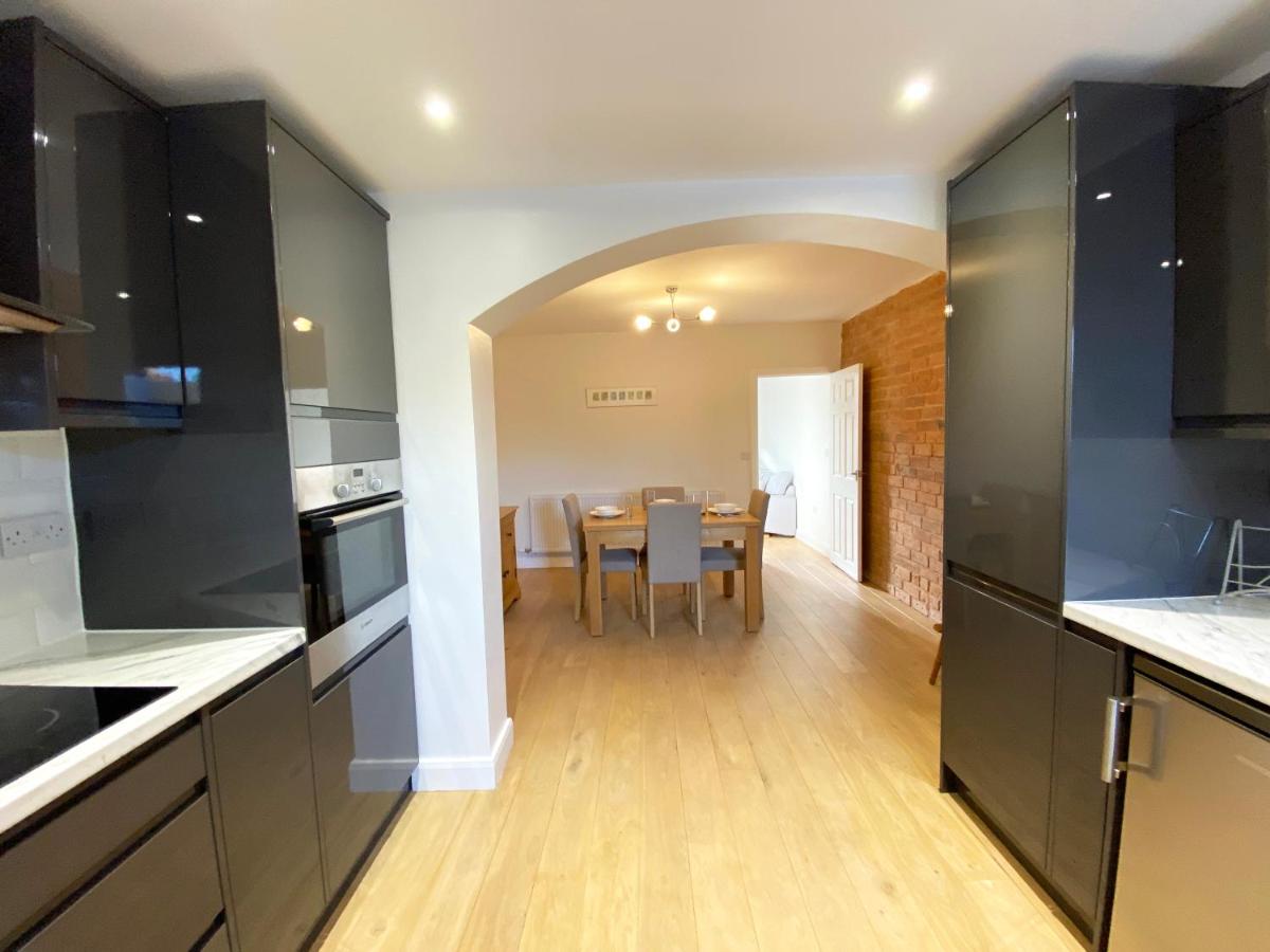 Freshly renovated 2 bedroom Victorian town house. - Housity