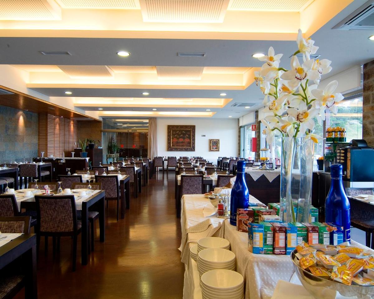 Un restaurante o sitio para comer en Hotel & Spa La Collada