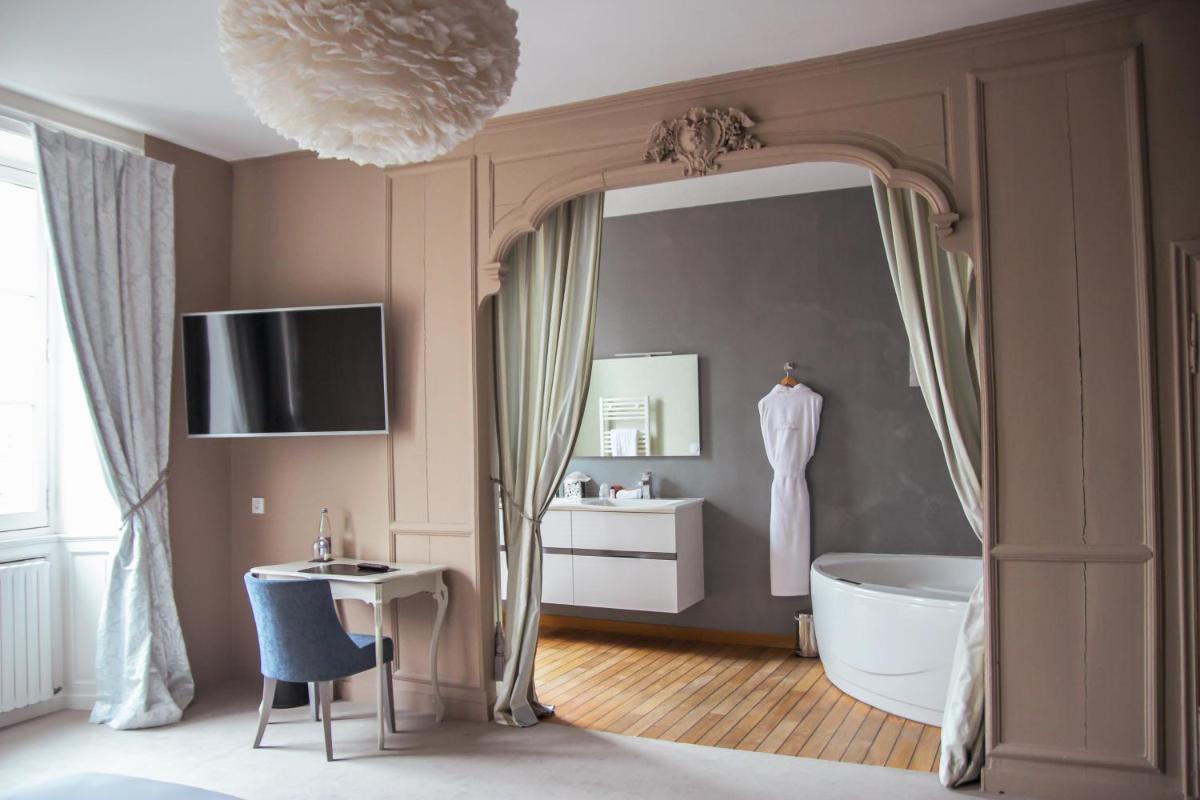 Un ou plusieurs lits dans un hébergement de l'établissement Hôtel Le Petit Périer