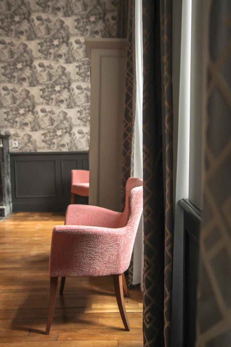 Coin salon dans l'établissement Hôtel Le Petit Périer