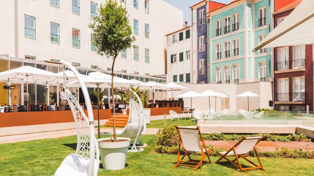 Um jardim no exterior de InterContinental Porto - Palacio das Cardosas by IHG