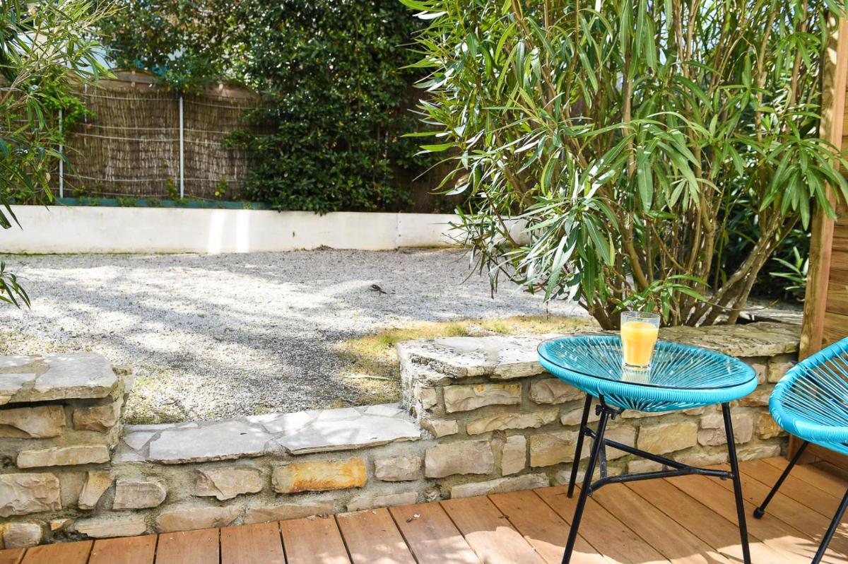 Jardin de l'établissement The Originals Boutique Hôtel La Villa Ouest & Spa