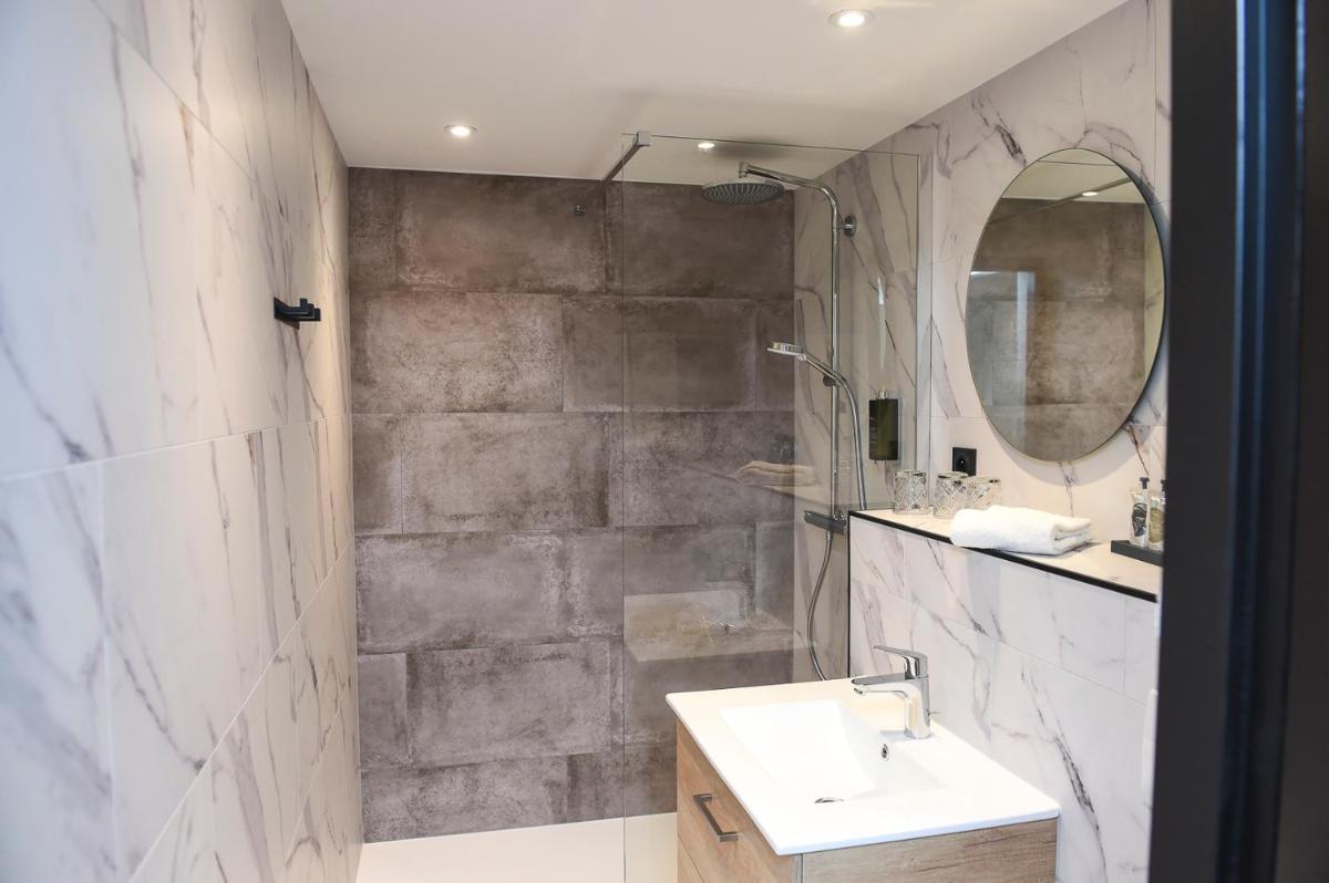 Salle de bains dans l'établissement The Originals Boutique Hôtel La Villa Ouest & Spa