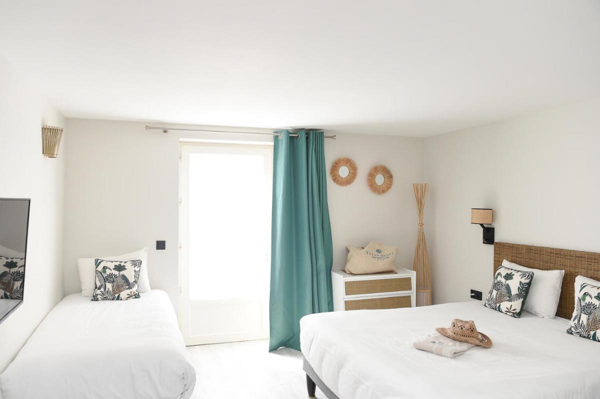 Un ou plusieurs lits dans un hébergement de l'établissement The Originals Boutique Hôtel La Villa Ouest & Spa