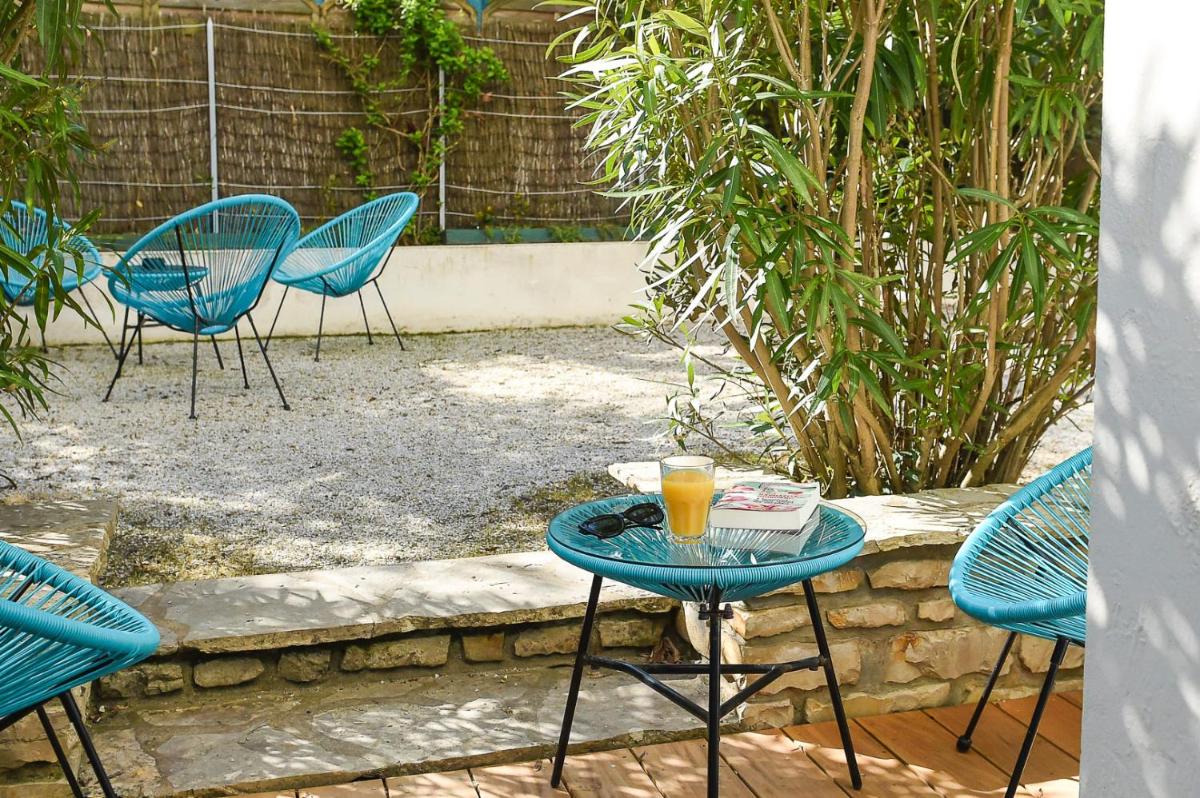 Terrasse ou espace extérieur de l'établissement The Originals Boutique Hôtel La Villa Ouest & Spa