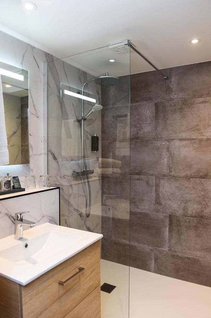 Salle de bains dans l'établissement The Originals Boutique Hôtel La Villa Ouest & Spa