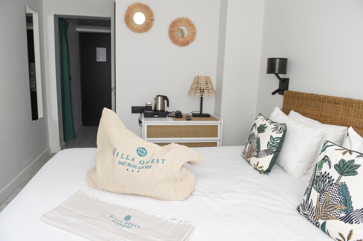 Un ou plusieurs lits dans un hébergement de l'établissement The Originals Boutique Hôtel La Villa Ouest & Spa