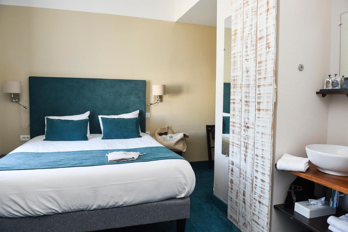Un ou plusieurs lits dans un hébergement de l'établissement The Originals Boutique Hôtel La Villa Ouest & Spa