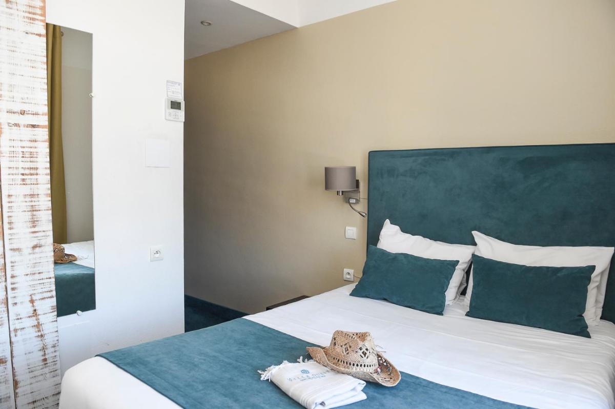 Un ou plusieurs lits dans un hébergement de l'établissement The Originals Boutique Hôtel La Villa Ouest & Spa