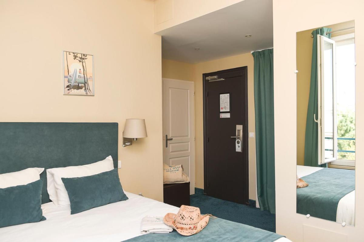 Un ou plusieurs lits dans un hébergement de l'établissement The Originals Boutique Hôtel La Villa Ouest & Spa