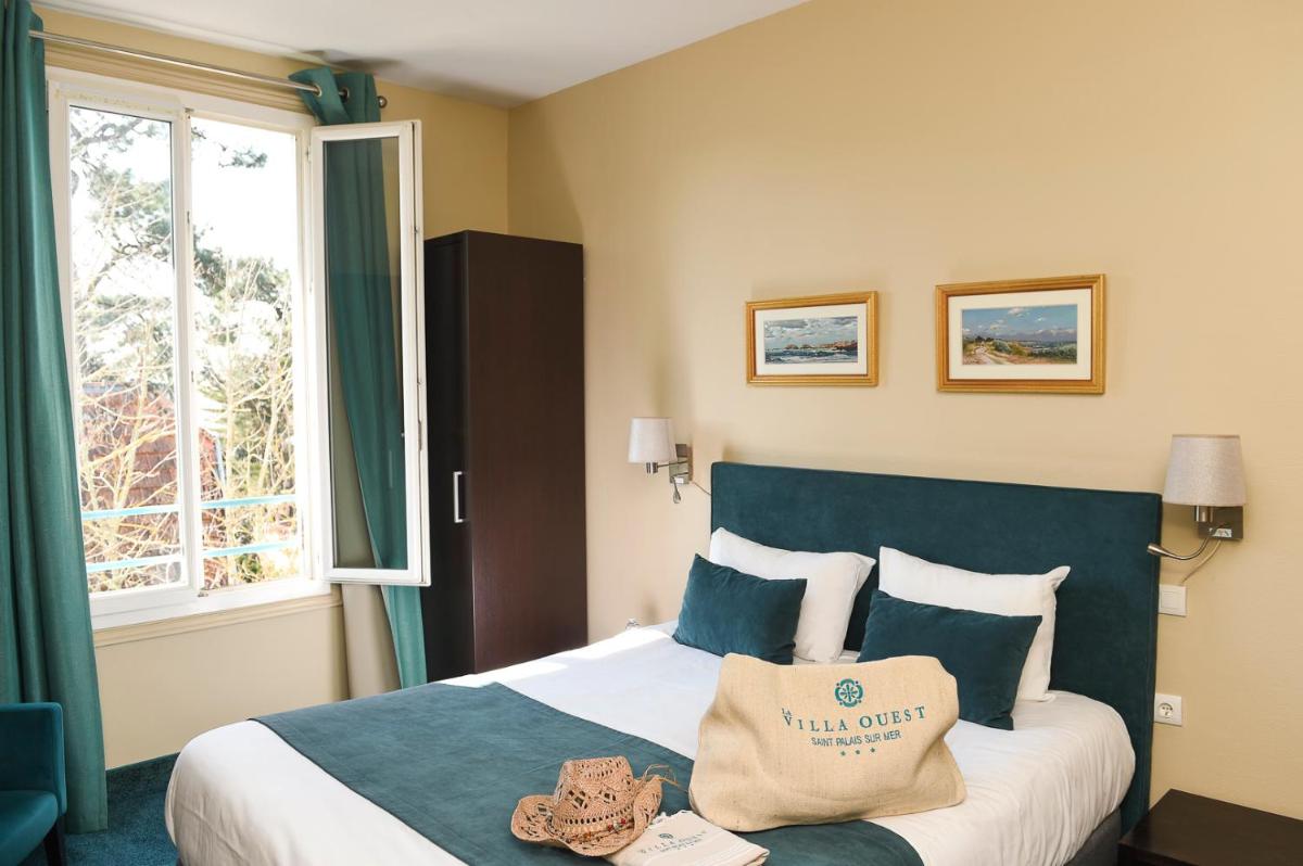 Un ou plusieurs lits dans un hébergement de l'établissement The Originals Boutique Hôtel La Villa Ouest & Spa