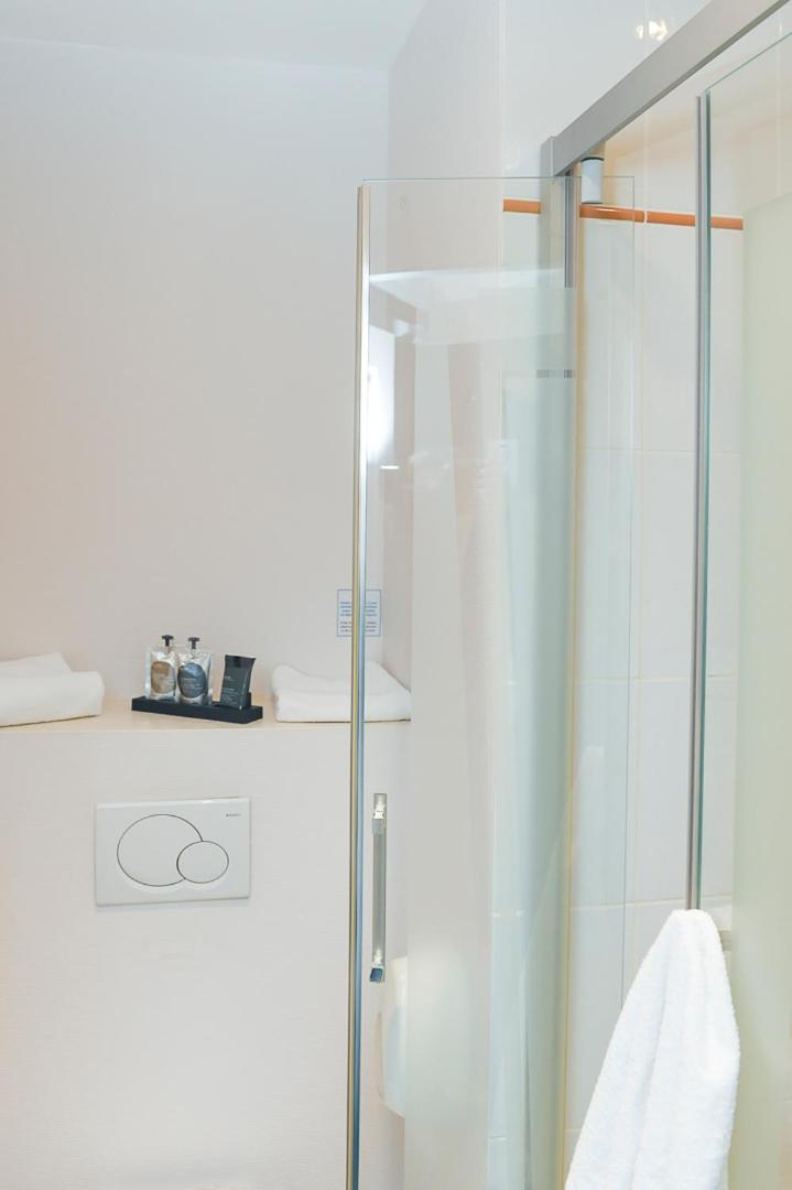 Salle de bains dans l'établissement The Originals Boutique Hôtel La Villa Ouest & Spa