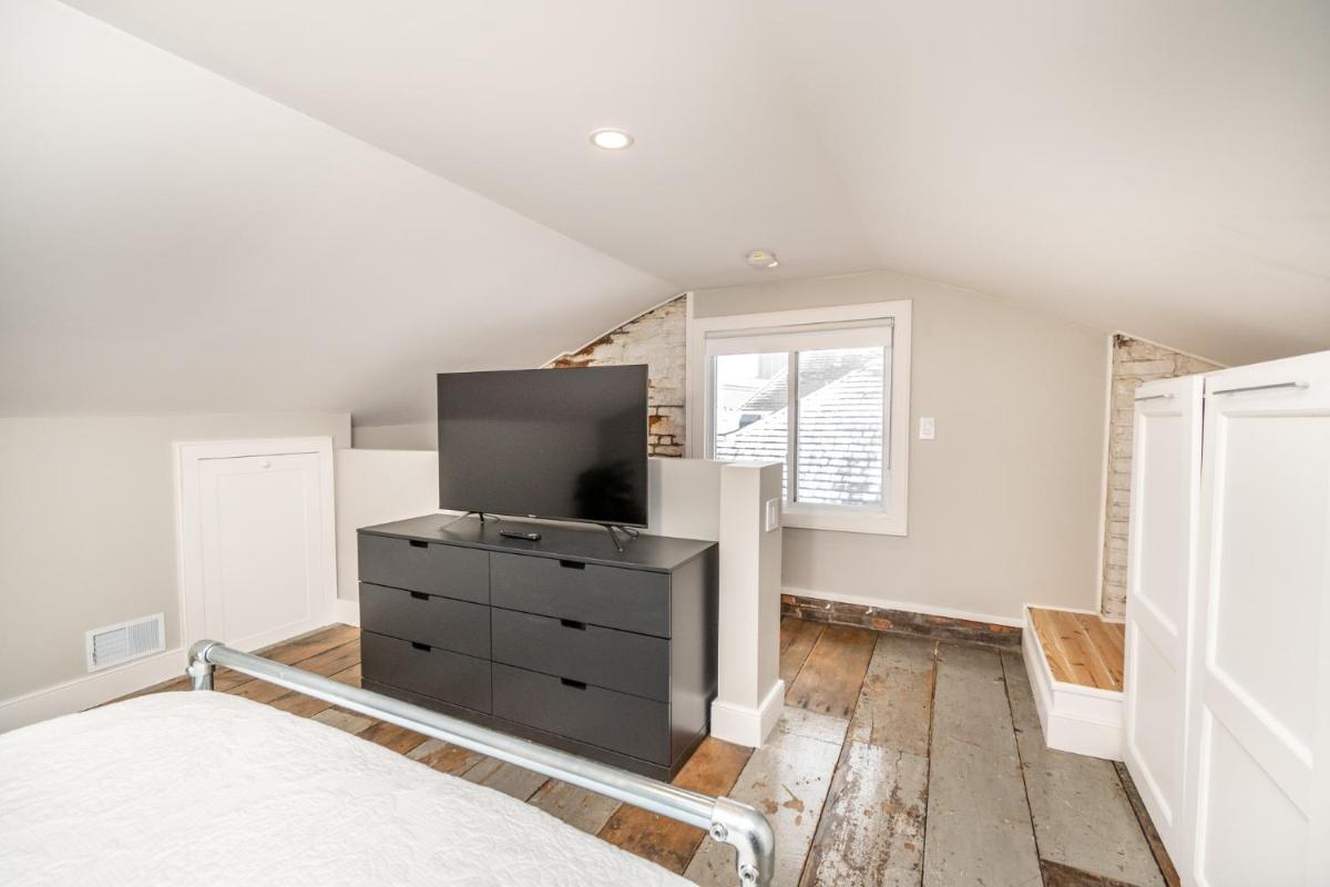 Luxury Design Focused, Detroit Themed Apt Near Downtown In the art District - Housity