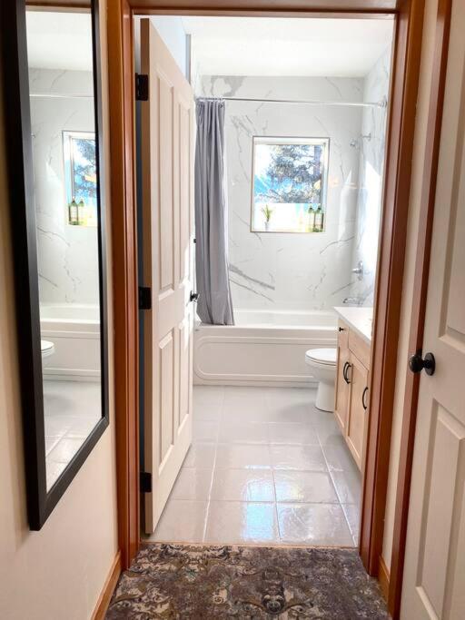MTN Escape: Pool, Patio, Views, King Bed & Bikes! - Housity