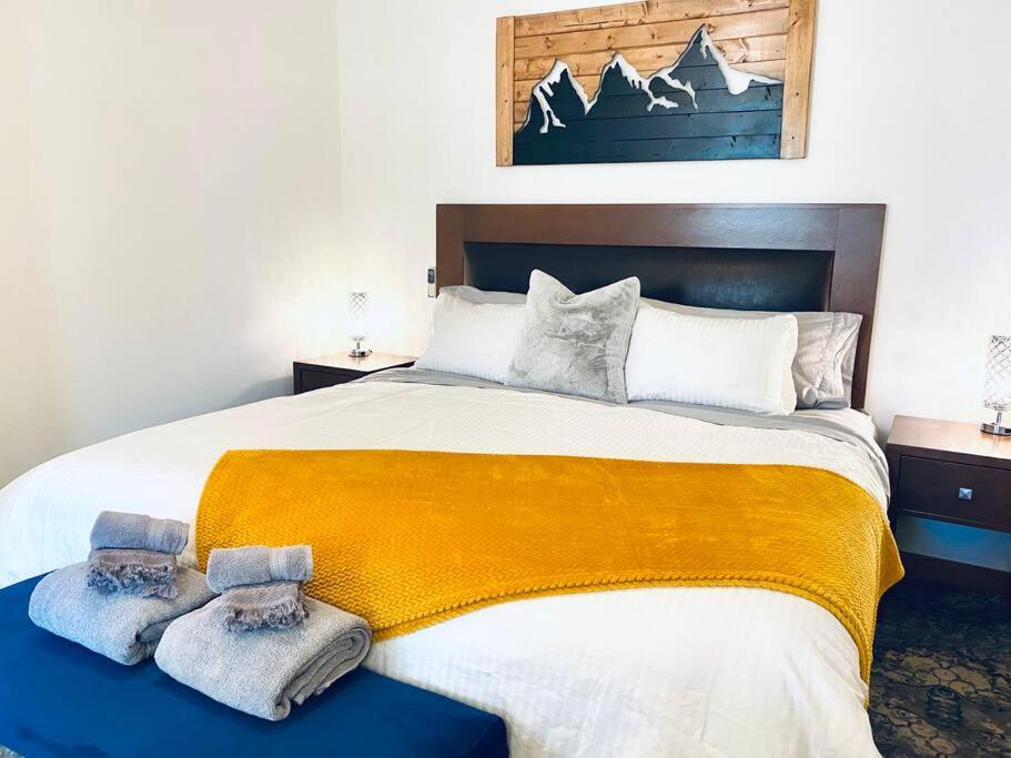 MTN Escape: Pool, Patio, Views, King Bed & Bikes! - Housity