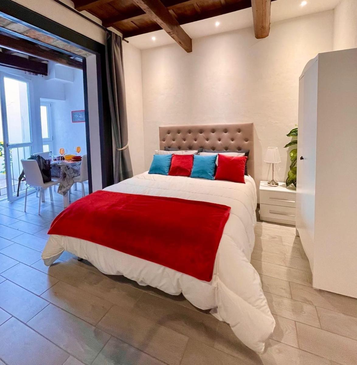 Suitetrails - Roberto's Apartment. Firenze Piazza Santa Croce.