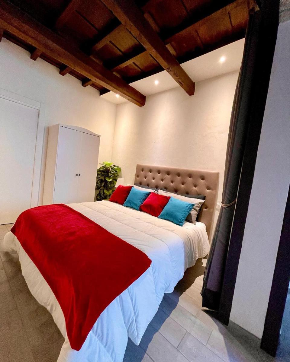 Roberto's Apartment. Firenze Piazza Santa Croce. - Housity