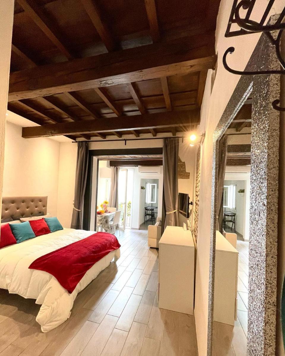 Suitetrails - Roberto's Apartment. Firenze Piazza Santa Croce.
