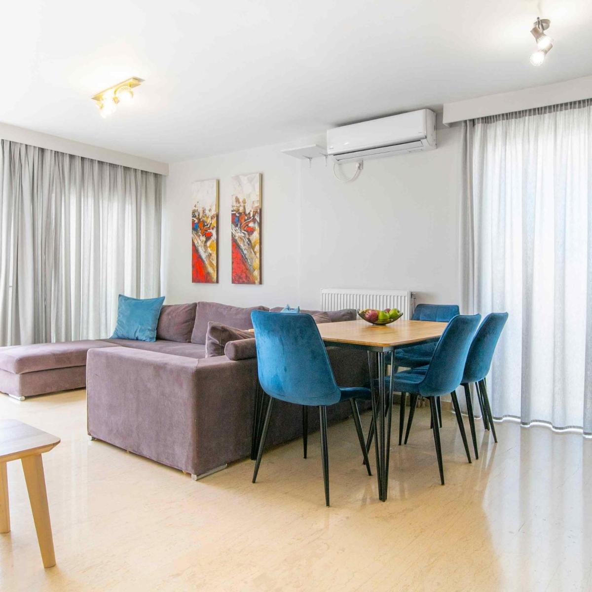 Lis153 by Smart Cozy Suites - Top Floors with Amazing City View - Available 24hr - Housity