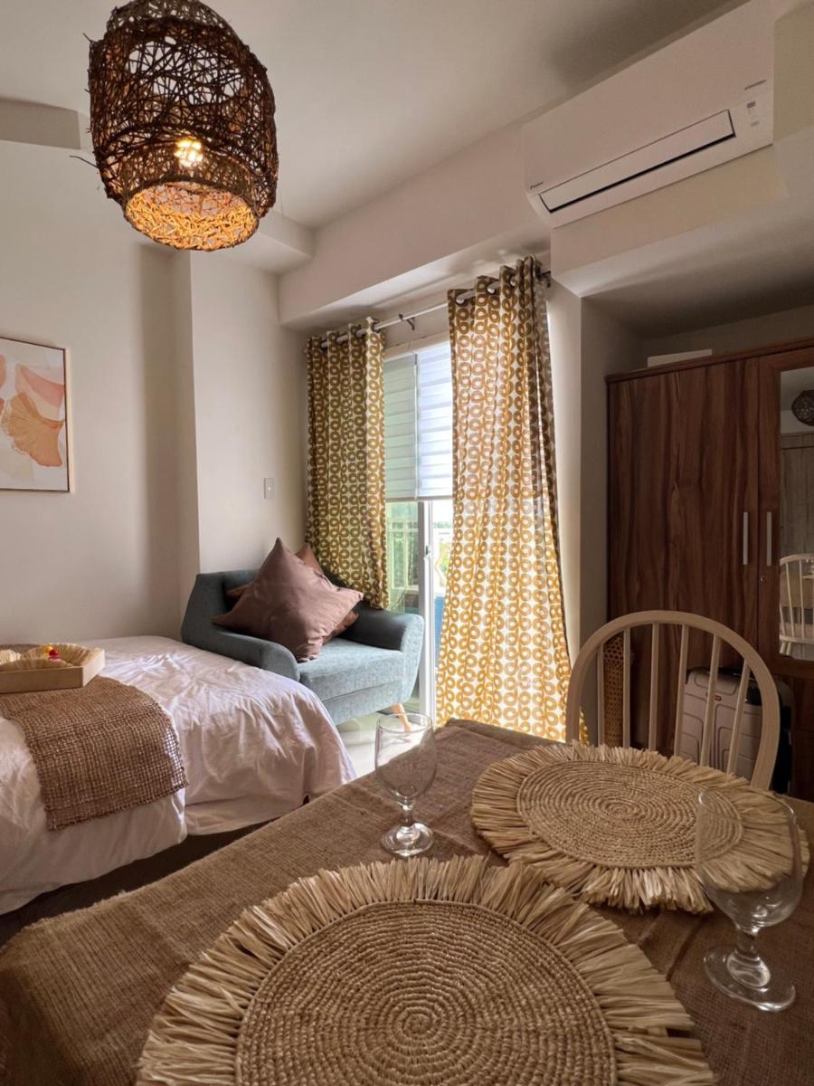 Suitetrails - Brand New! Cozy Insperia Condo with Balcony and Samal Island View Beside Abreeza Mall