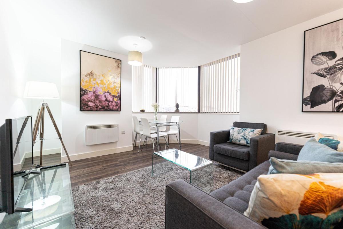 Seven Living Broadway Residences - Birmingham City Centre, Broad Street - Free Parking - Housity
