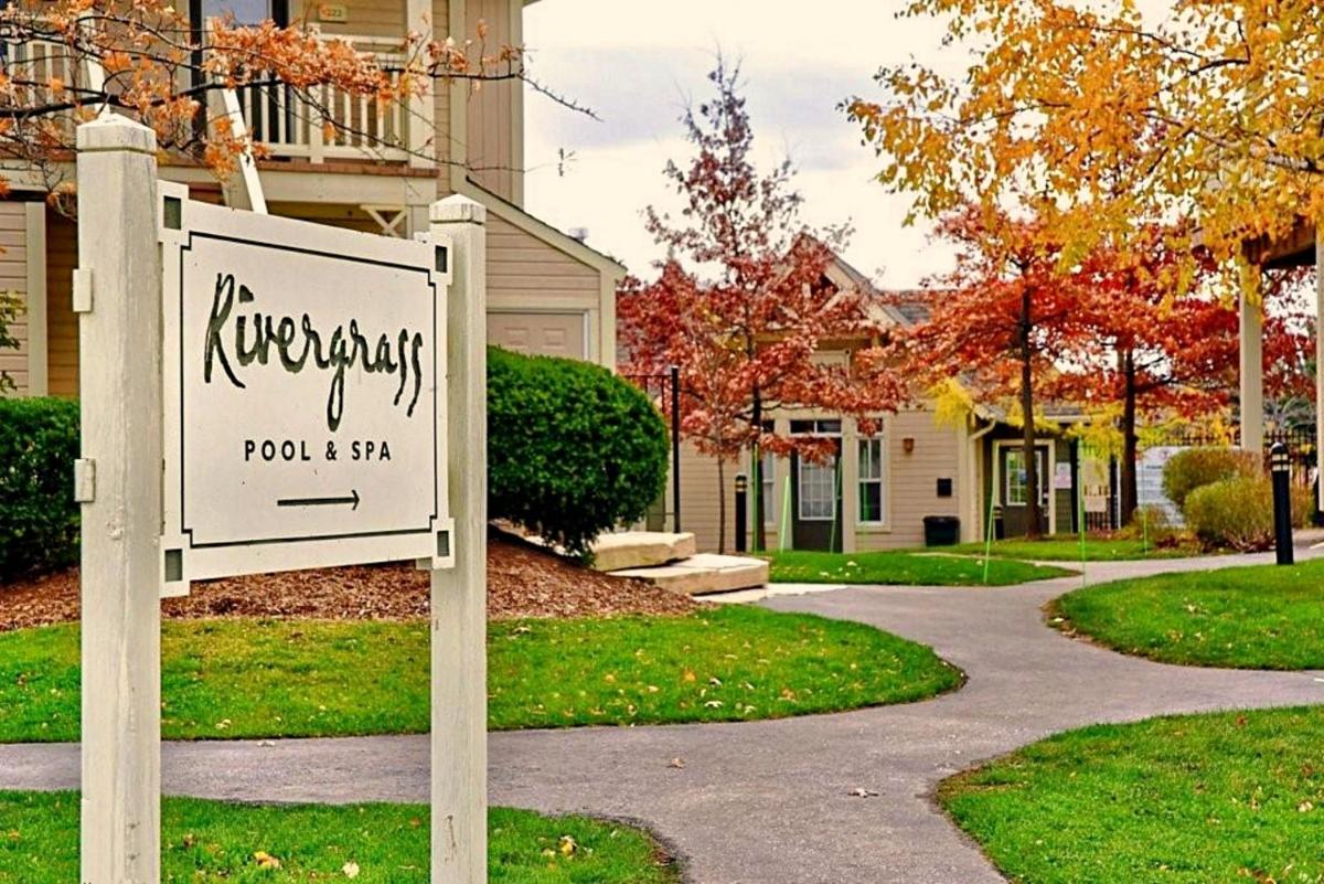 Spacious Blue Mountain 2 Storey - Wifi, Pool, Close to the Village & Golf - Housity